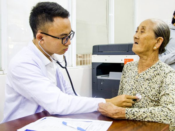 Viêm phổi ở người cao tuổi – Bệnh mùa lạnh cần đặc biệt cảnh giác